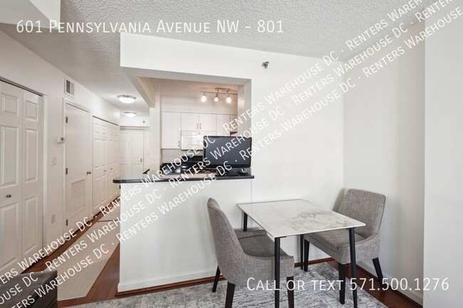 Foto del edificio - Stylish 8th-Floor Furnished Studio in Penn...