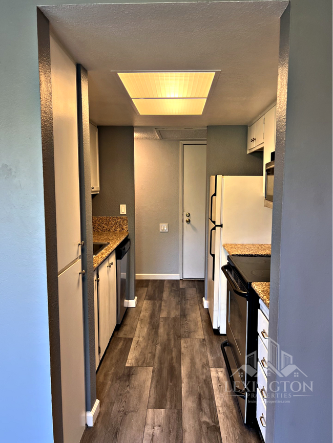Foto del edificio - 2420 Larkspur Ln