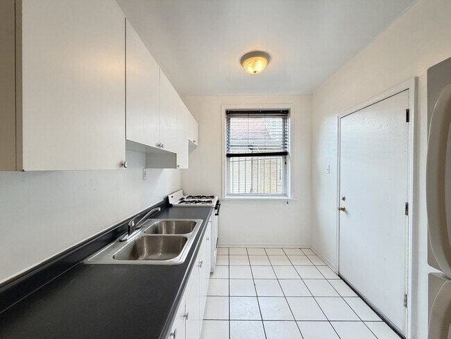Foto del edificio - 3040 W Wellington Ave