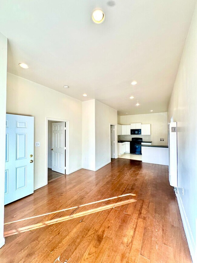 Building Photo - 2 Bedroom  1 Bath Aparment in Small Comple...