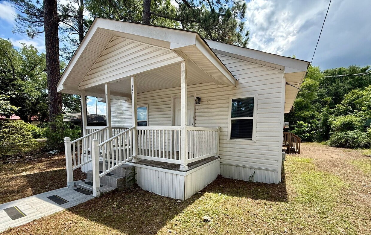 Primary Photo - Quaint and Convenient!