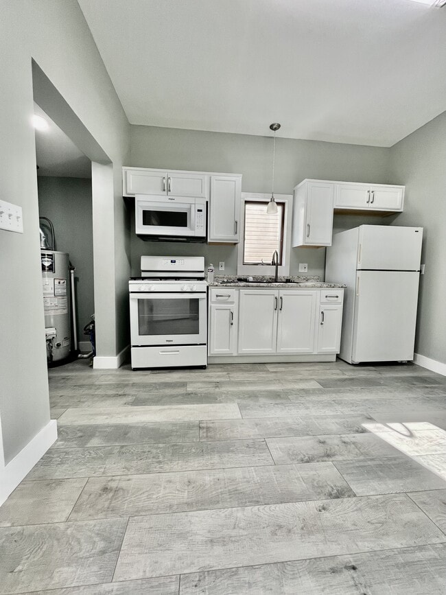 Building Photo - 117 W Hemlock St