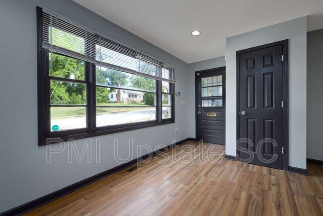 Building Photo - 249 E Hampton Ave