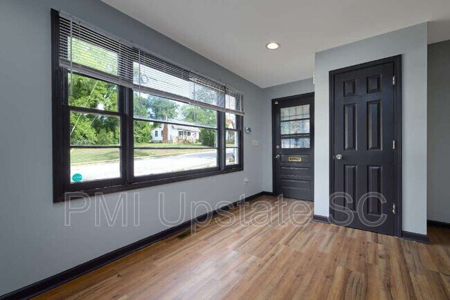 Foto del edificio - 249 E Hampton Ave