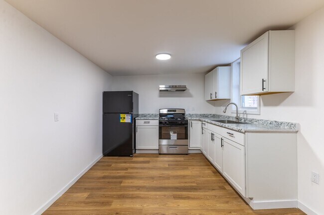 Foto del edificio - Fully Renovated 3-Bedroom Apartment – Seco...