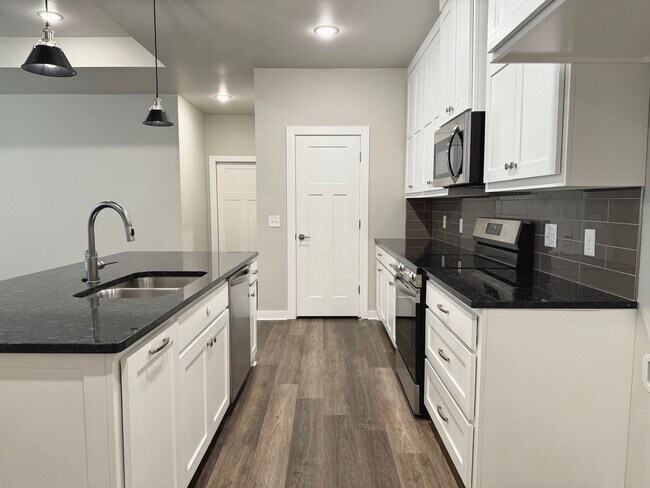 Building Photo - Large 2 Bed, 2 Bath in Beautiful Well-Main...