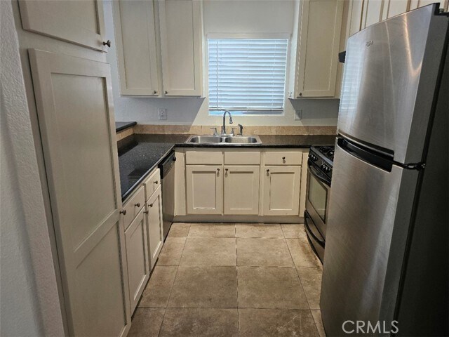 Building Photo - 404 W 4th St