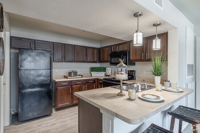 2HAB, 2BA - 949 ft² - Cocina - Centerstone Apartment Homes