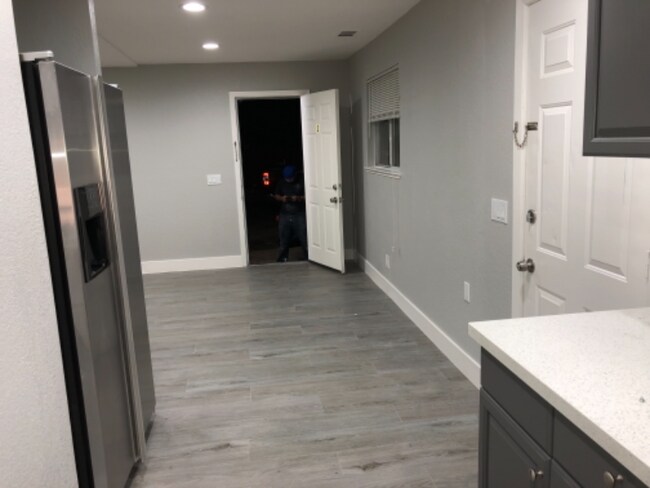 Building Photo - 1211 Center Ln