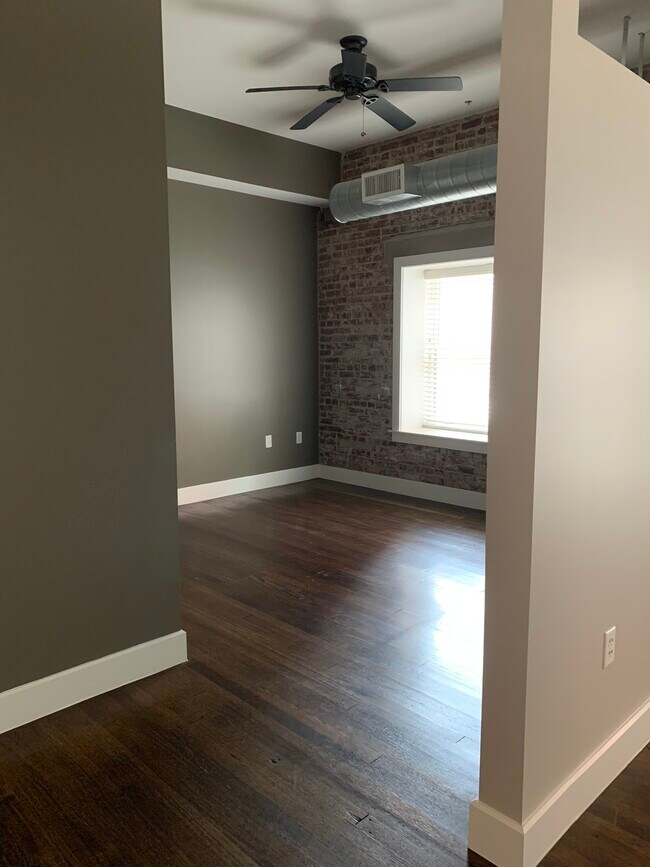 Entrada a un dormitorio estilo estudio - 14 E Washington St