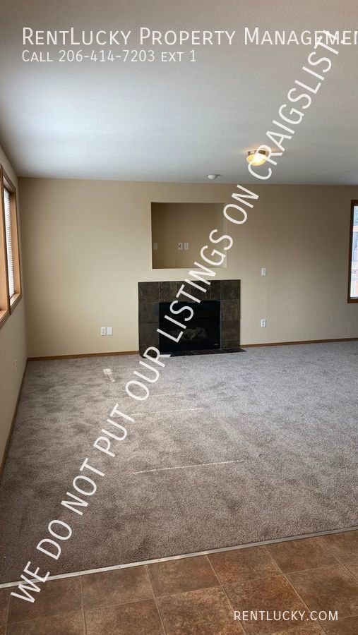 Building Photo - Beautiful & LARGE 3-Bedroom Duplex with Ga...