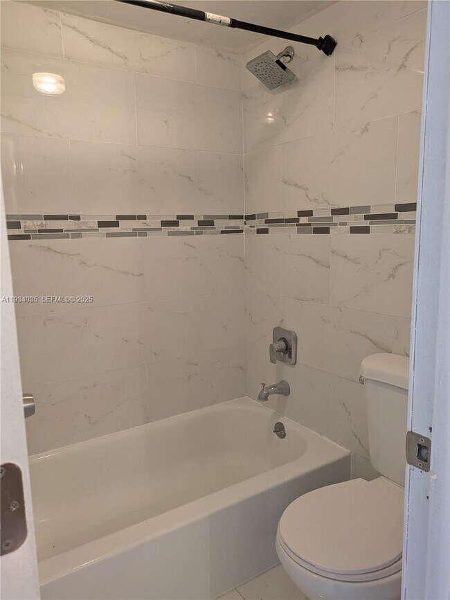 Foto del edificio - 2401 NW 56th Ave