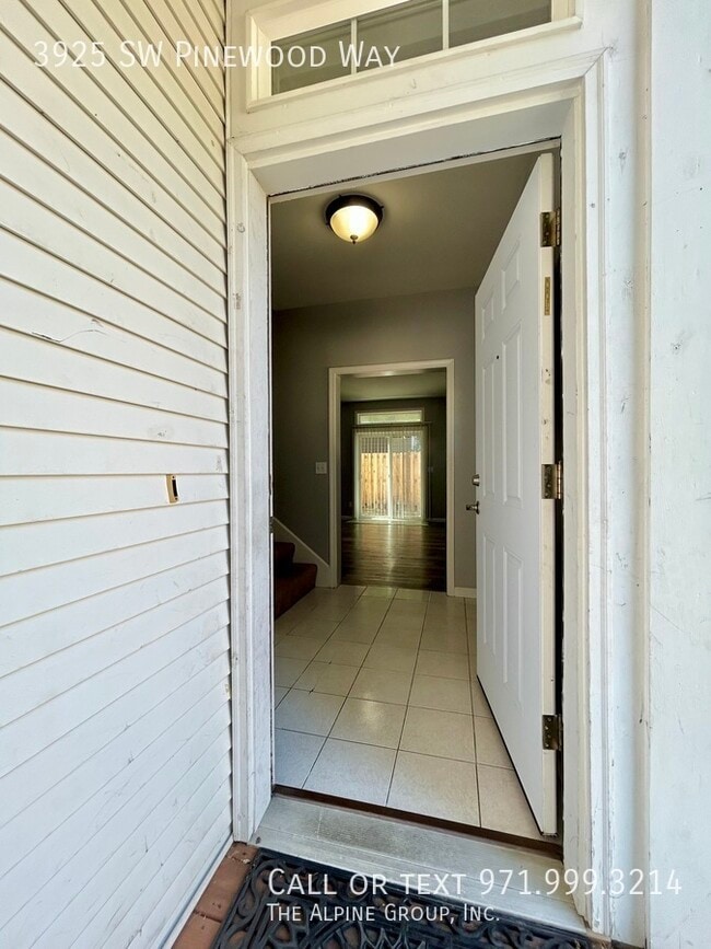 Building Photo - 3925 SW Pinewood Way