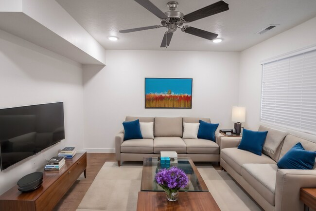 Foto del edificio - Up to one month free! Gorgeous 3-Story Tow...