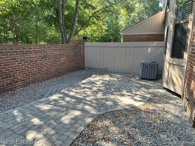 Foto del edificio - 7219 Danbrooke Ct