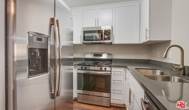 Building Photo - 5810 Las Virgenes Rd