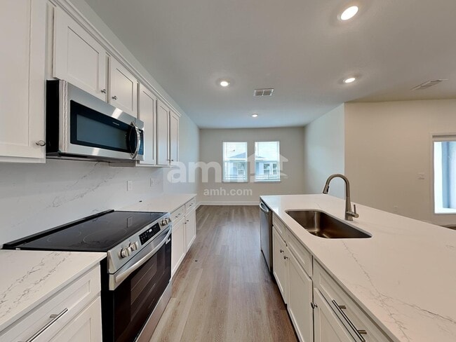 Building Photo - 5956 Pinewood Ests Dr