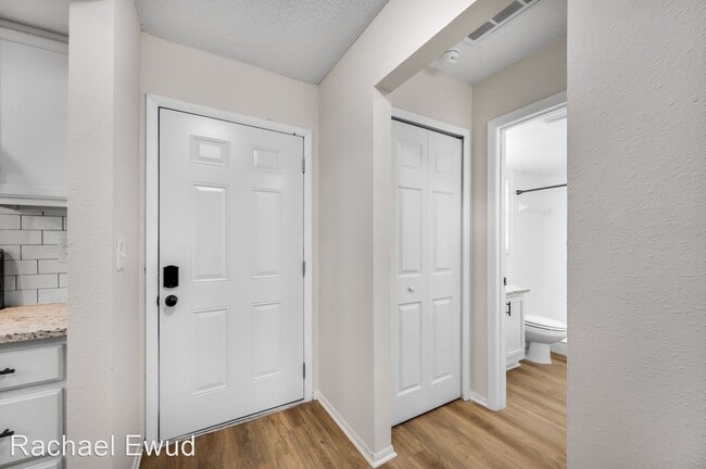 Building Photo - 1 br, 1 bath House - 13060 Leverington St