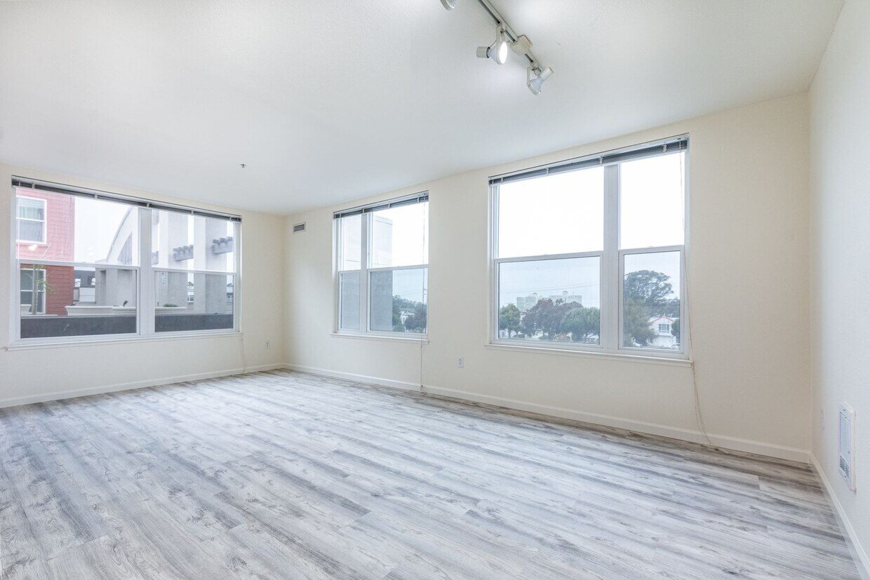 Spacious Ingleside Heights Condo w/ Private Patio & Parking! - Spacious Ingleside Heights Condo w/ Private Patio & Parking!
