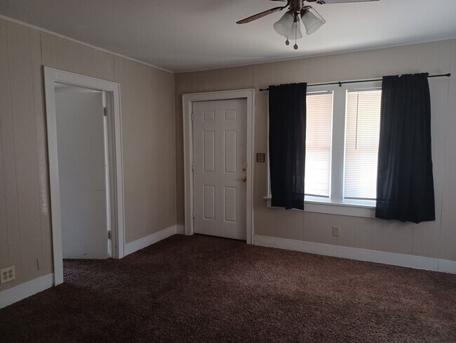 Building Photo - Great 2 Bedroom / 1 bath home on South side