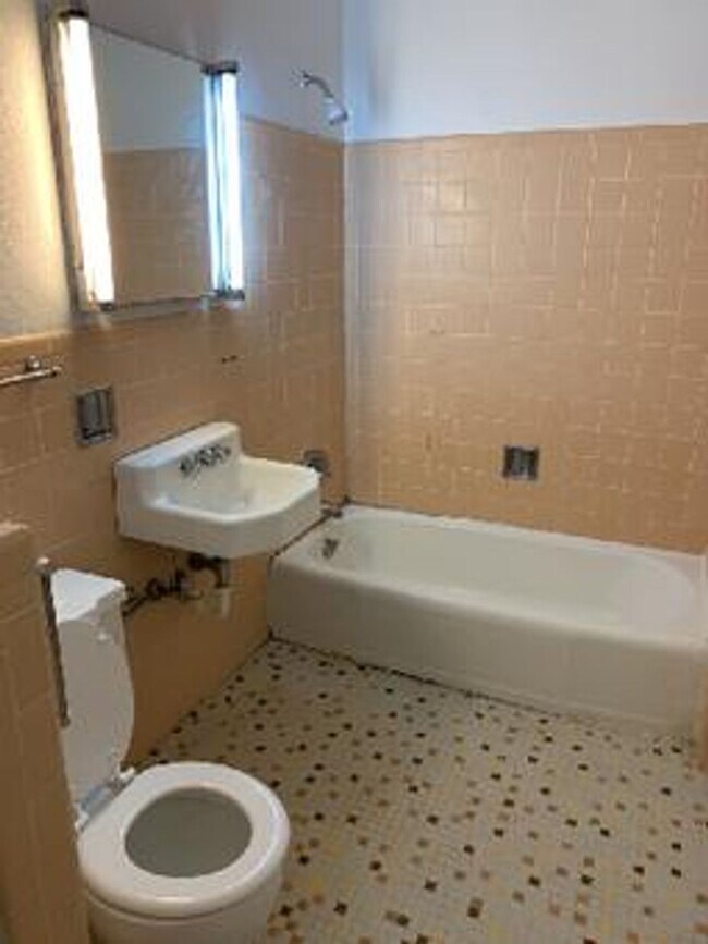 Building Photo - Venita 400 Quad