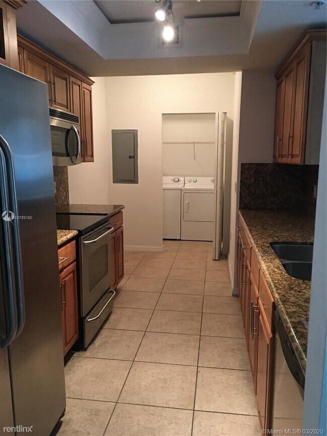 Foto del edificio - 1 br, 1 bath  - 3530 SW 22nd St