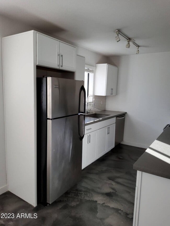 Building Photo - 3907 E Earll Dr
