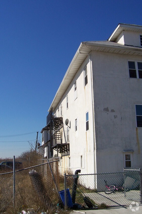 Building Photo - 99 Beach 31st St