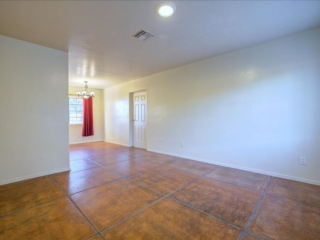 Foto del edificio - 3 Bedroom 2 Bathroom Near UofA!