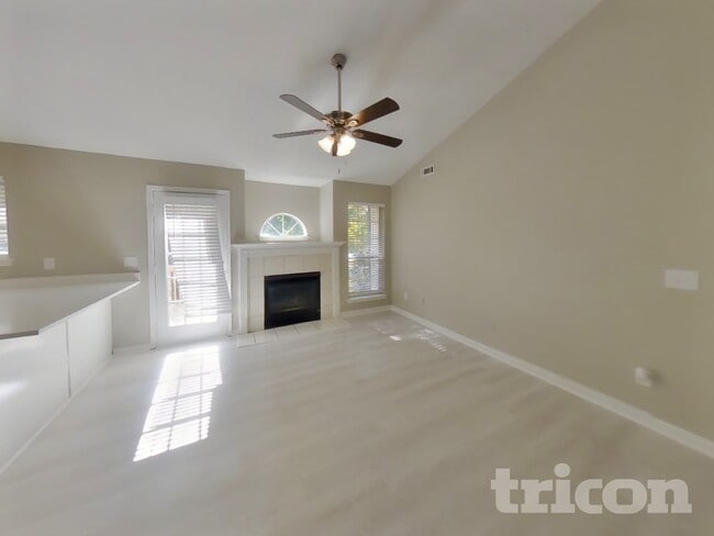 Foto del edificio - 262 Village Dr