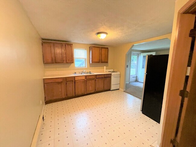 Building Photo - 609 S Ray St