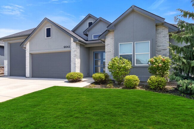 Building Photo - 9042 S La Pampa Way