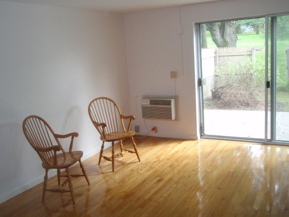 Primary Photo - 5 Eaton Ct