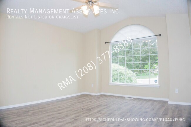 Foto del edificio - Updated and Spacious 3 Bedroom House locat...