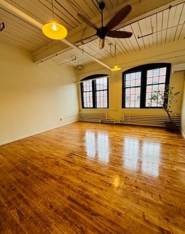 Foto del edificio - 595 Mineral Spring Ave