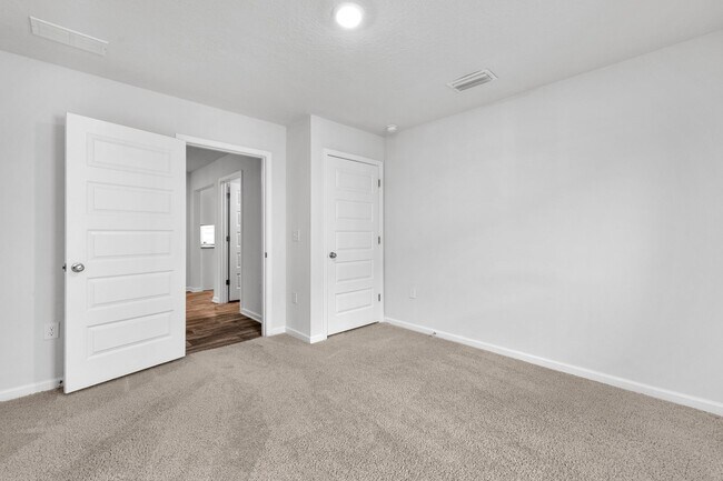 Building Photo - Open Kitchen, Covered Porches & Walkable S...