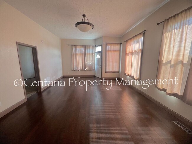 Foto del edificio - 871 S Main St