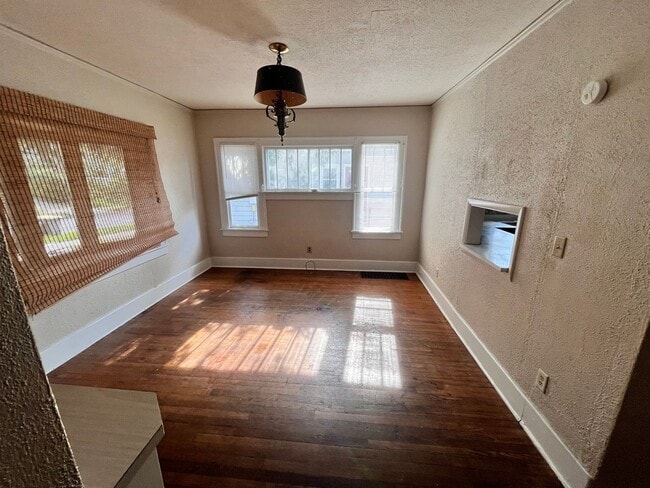Building Photo - Beautiful 3 bedroom/2 bathroom Home W/ A G...