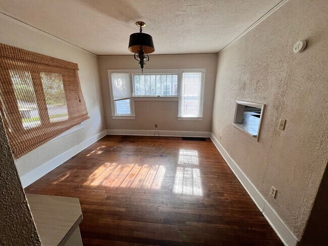 Foto del edificio - Beautiful 3 bedroom/2 bathroom Home W/ A G...