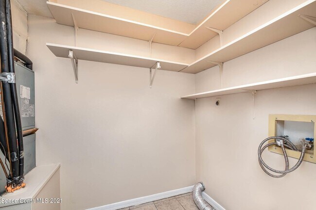 Building Photo - 2280 Fox Hollow Dr