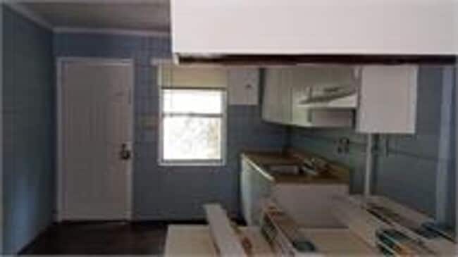 Building Photo - 2 BDRM 1 BATH