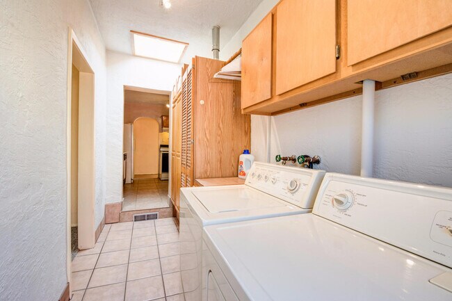 Foto del edificio - UPTOWN 3 Bedroom  2 bath  with Garage