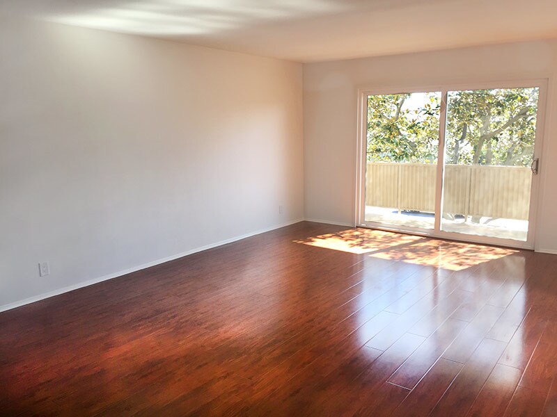Living room - 3250 Oakhurst Ave