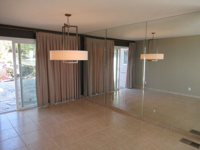 Foto del edificio - AVAILABLE JULY - 3 bed, 2.5 bath with Beau...
