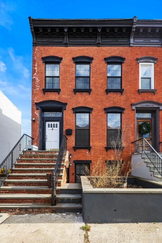 Primary Photo - 252 Princeton Ave