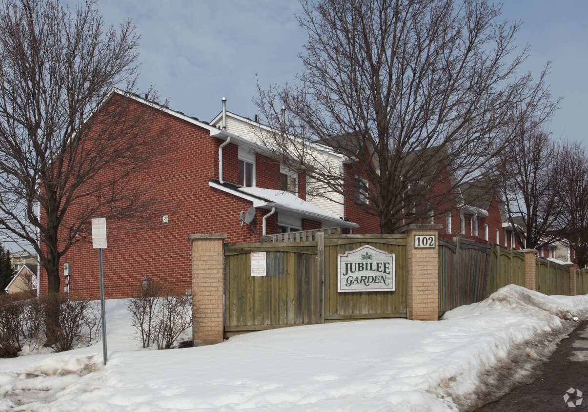 Primary Photo - 102 Yorkland St