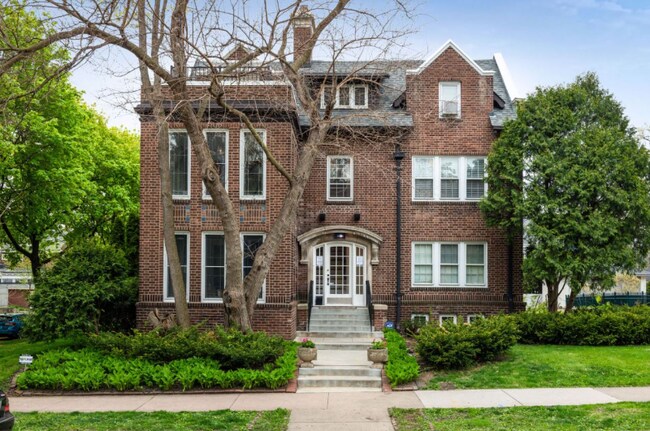Building Photo - 1820 Girard Ave S