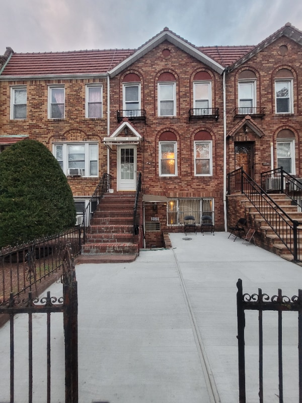 Building Photo - 2037 Coyle St