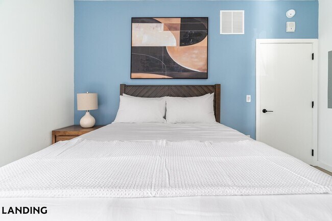 Building Photo - 221 E Oak St