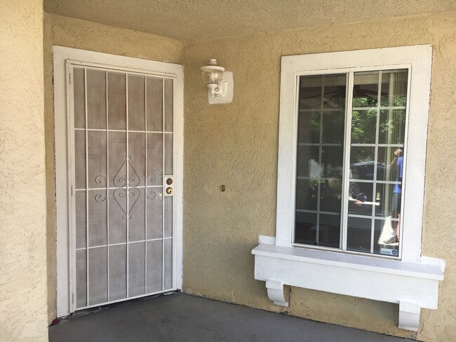 Building Photo - 10864 Avenida de los Lobos